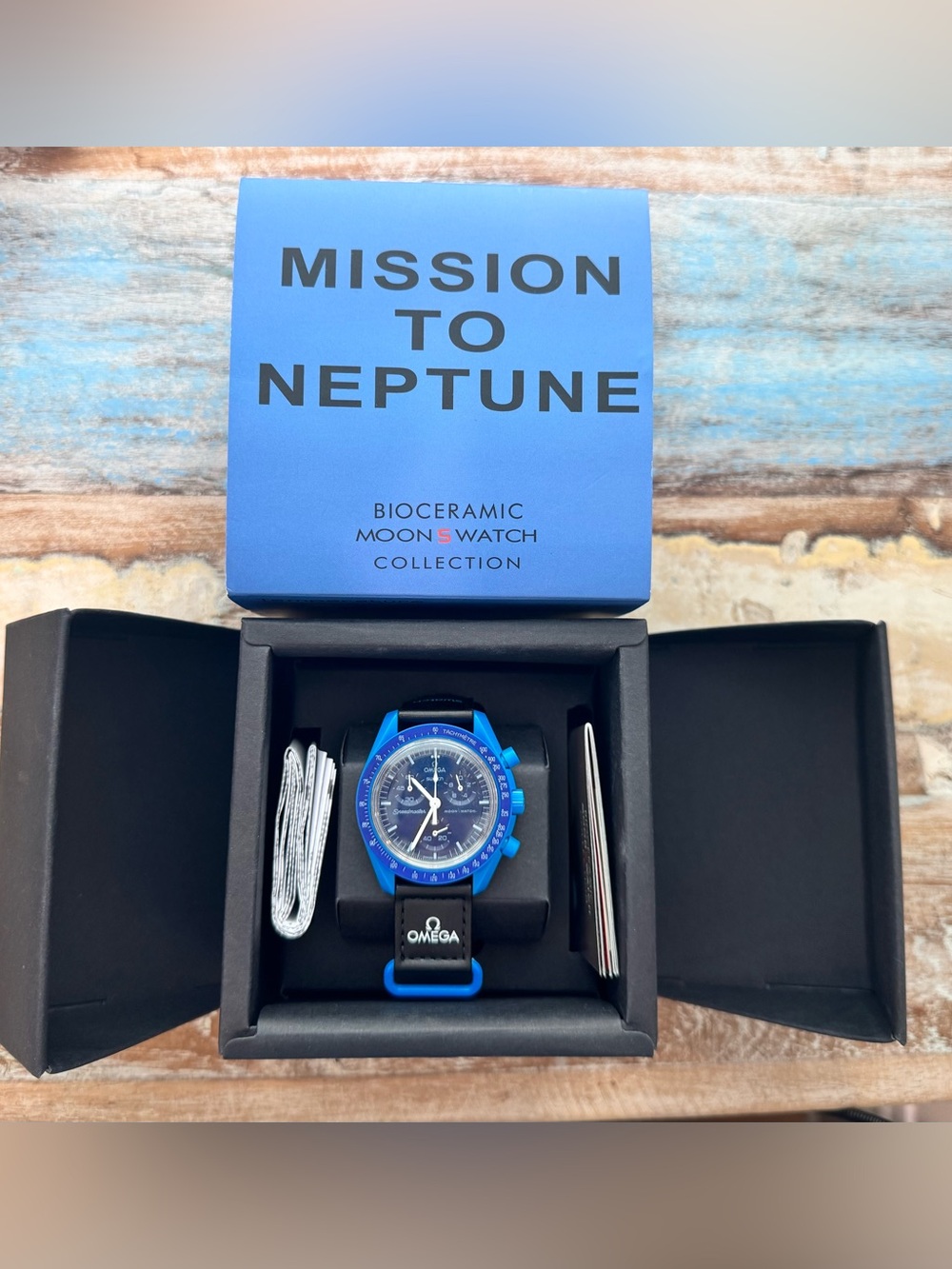 OMEGA x Swatch Bioceramic MoonSwatch – Mission to Neptune - Picture 4 of 16